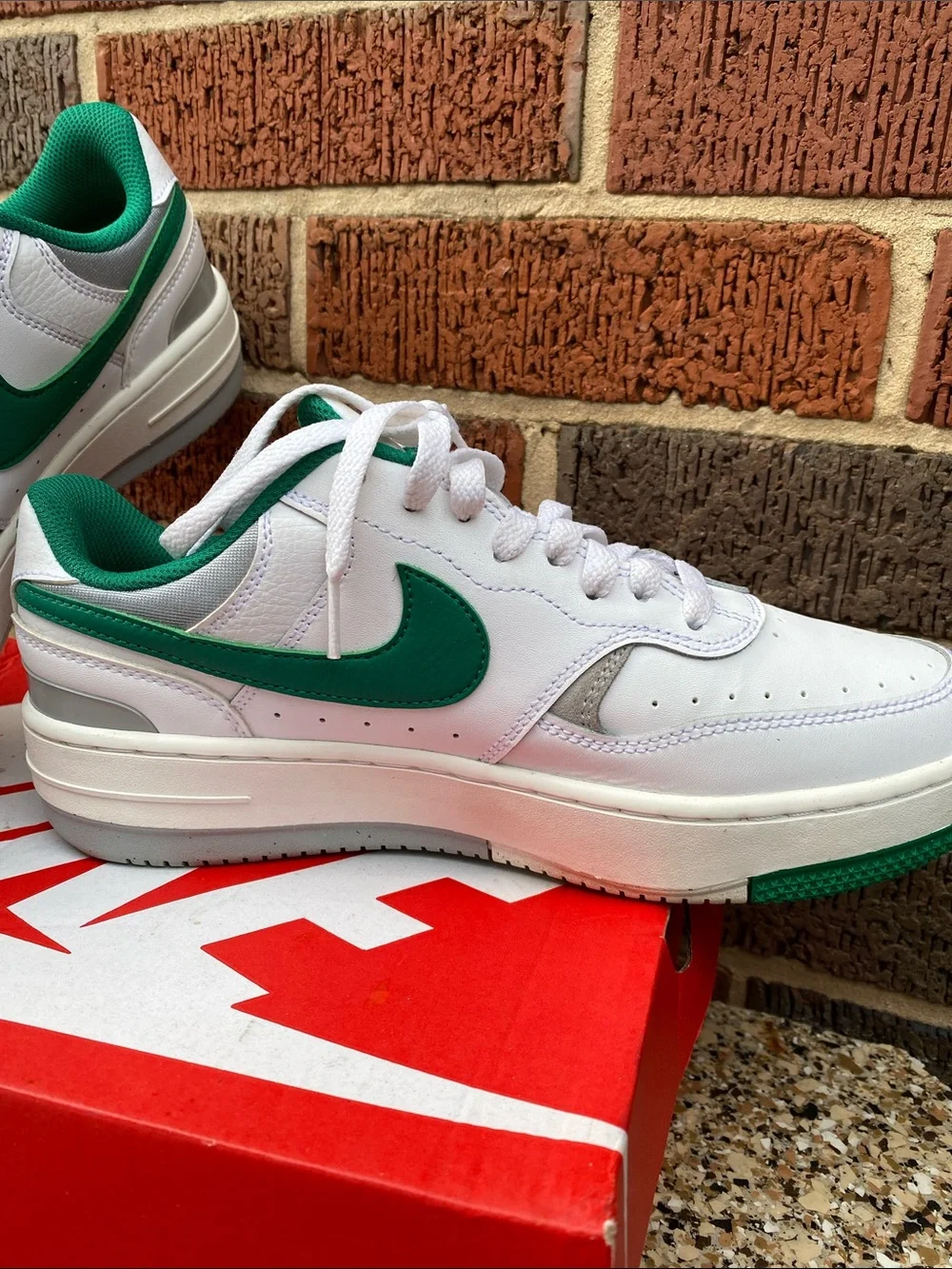 Nike Men’s White & Green Low-Top Sneakers — Classic Swoosh Design